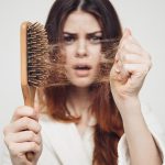 ۱۱ دلیل اصلی ریزش مو در زنان و راهکارهایی برای جلوگیری از آن