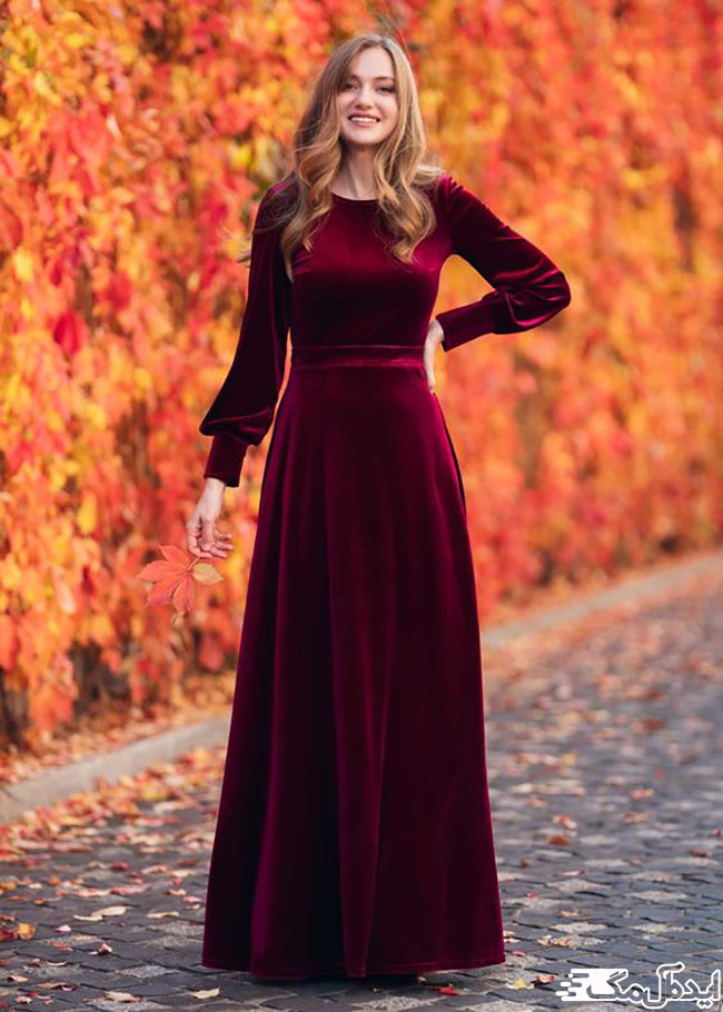 استایل زنانه پاییزی با لباس مخمل قرمز